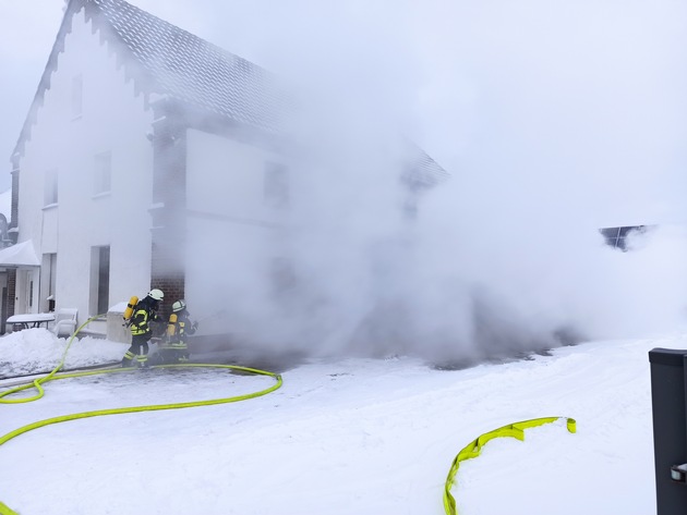 FW-KLE: Gastank explodiert: Fahrzeugbrand schlägt auf Wohngebäude über