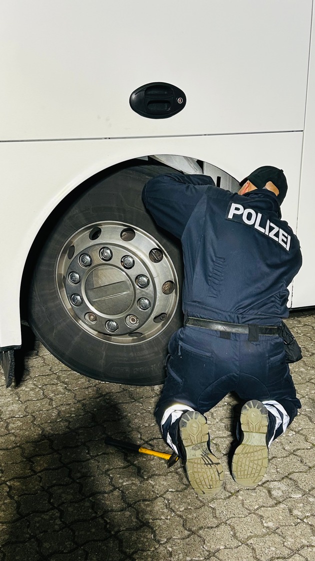 POL-WI: +++ Gemeinsame Kontrolle von Zoll, Polizei und Veterinäramt: Reisebusse mit erheblichen Verstößen gestoppt +++