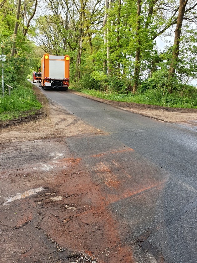 FFW Schiffdorf: Traktor verliert Hydrauliköl auf ca. 1,5 Kilometern