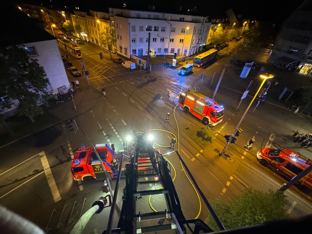 FW-MH: Dachstuhlbrand eines Mehrfamilienhauses in Broich