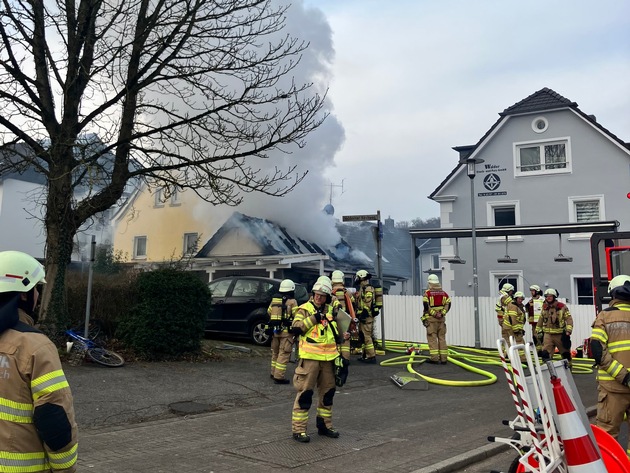 FW-GL: Anbau eines Einfamilienhauses brennt komplett nieder im Stadtteil Hebborn