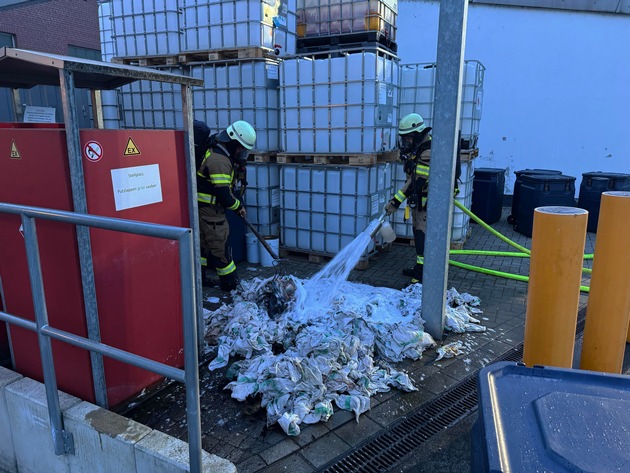 FW-EN: Zweimal am gleichen Einsatzort: Müllcontainerbrand und Brandmeldealarm