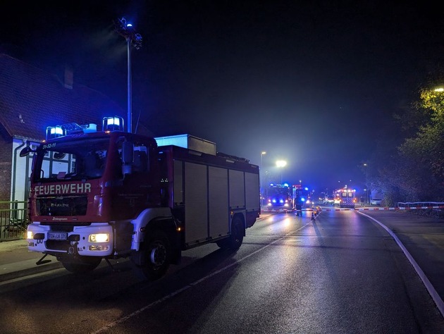 FW-ROW: Nächtlicher Unfall in Rotenburg: PKW landet in der Wiedau