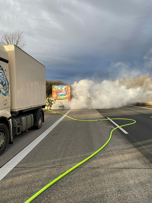 FW Ratingen: Fahrgeschäft bei LKW-Brand auf der A3 schwer beschädigt - Feuerwehr Ratingen im Einsatz
