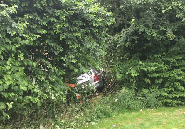 FW Dinslaken: Schwerer Verkehrsunfall auf der Ziegelstraße