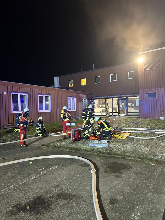 FW-ROW: Nächtlicher Zimmerbrand am Rotenburger Flugplatz