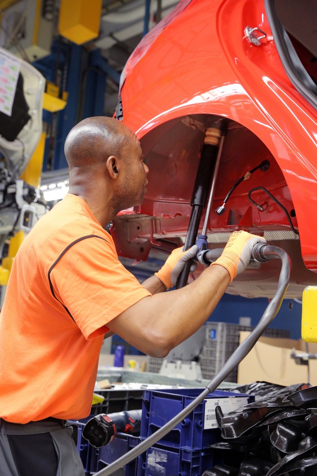 Arbeiten Hand in Hand dank Industrie 4.0: Ford in Köln setzt auf kollaborierende Roboter für zusätzliche Ergonomie (FOTO)