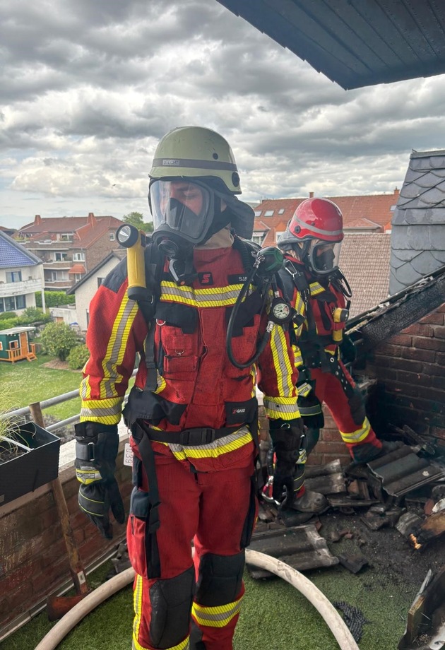 FW Düren: Brand auf Balkon greift auf Dach über - Feuerwehr Düren verhindert Schlimmeres