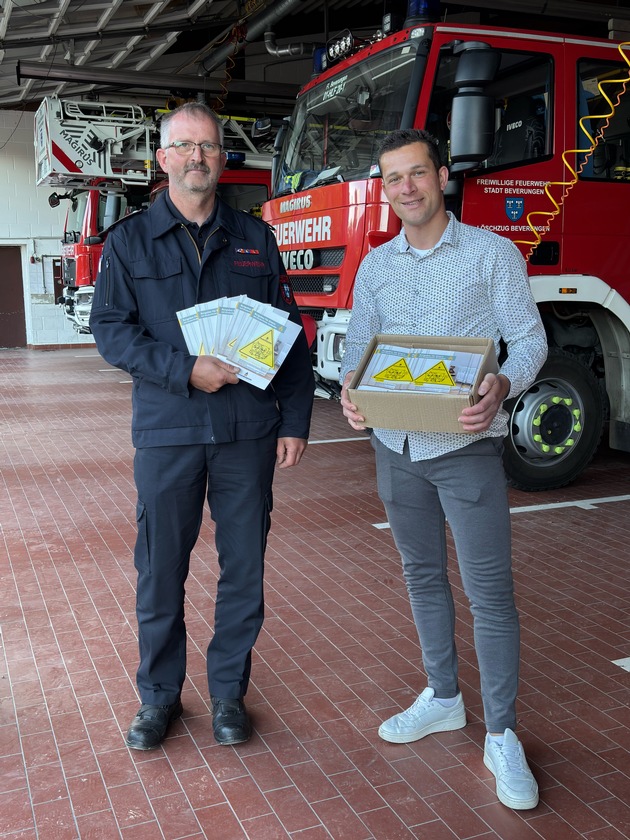 FW Beverungen: Kleine Aufkleber, große Wirkung: KinderFinder können Leben retten / Feuerwehr Beverungen erhält Spende für Brandschutzerziehung