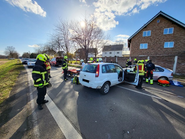 FW Sankt Augustin: Verkehrsunfall mit zwei eingeschlossenen Personen