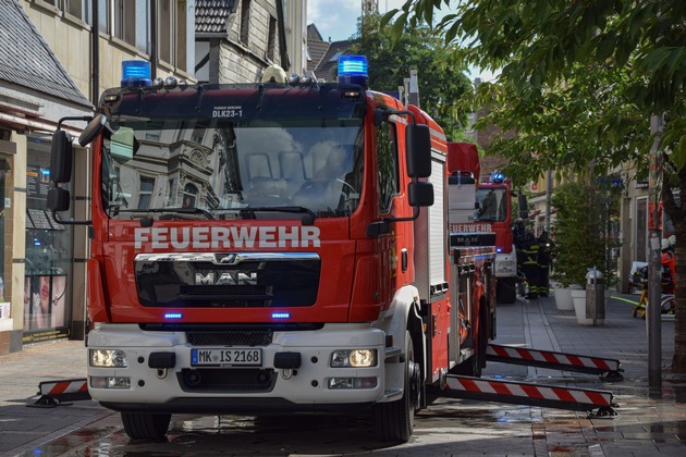 FW-MK: Brennendes Wurzelwerk und Feuer in der Innenstadt