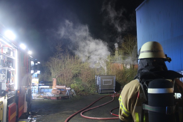 FF Bad Salzuflen: Feuer zerstört Bahngebäude / Freiwillige Feuerwehr Bad Salzuflen ist über Stunden mit 80 Kräften im Industriegebiet Holzhausen im Einsatz