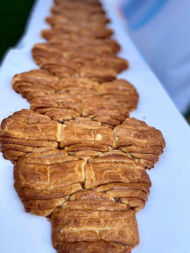 Kulinarischer RID-Weltrekord in Hamburg – »budni« und »Junge Die Bäckerei« präsentieren im »Tierpark Hagenbeck« das mit 10 Metern längste Franzbrötchen der Welt