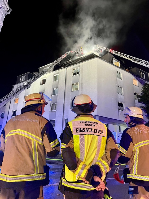 FW-E: Ausgedehnter Wohnungsbrand greift auf Dachstuhl über - eine Person verstorben, zahlreiche Anwohnende betroffen