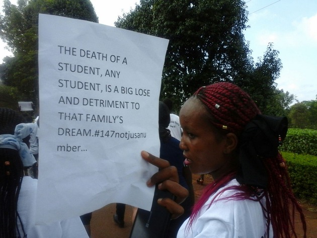 Kenia: Ein Baum für jeden getöteten Studenten / Open Doors bei Gedenkfeiern im Gespräch mit Studenten aus Garissa