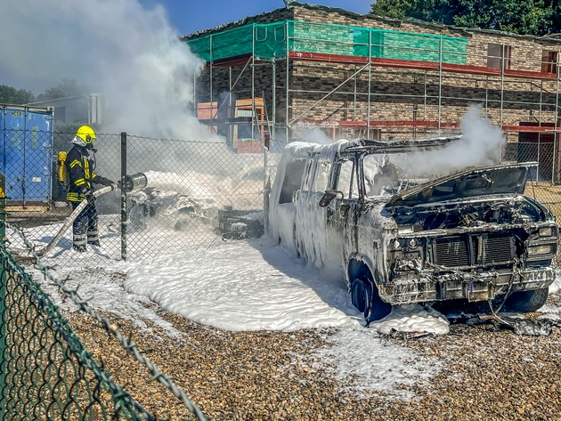 FW Flotwedel: Zwei PKW fallen Feuer zum Opfer / Feuerwehr verhindert Schlimmeres