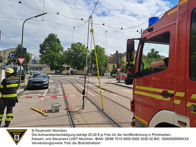 FW-M: Lkw reißt Stromleitung ab - zwei Personen in Pkw eingeschlossen (Ramersdorf)