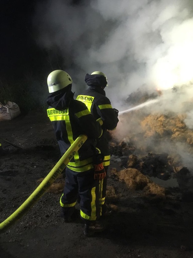 FW-RE: Zwei Einsätze in der Nacht - Brennende Böschungsmatten und PKW-Brand beschäftigen Einsatzkräfte