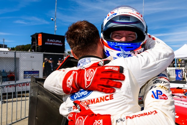 Der Ford GT gewinnt das IMSA-Rennen in Laguna Seca mit Dirk Müller und Joey Hand am Steuer