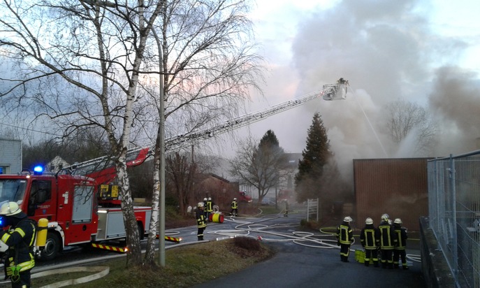 FW-AR: Brand einer Lagerhalle verlangt Großeinsatz von der Feuerwehr: 140 Wehrleute verhindern Übergreifen der Flammen / 3 Feuerwehrleute leicht verletzt / DRK-Einsatzfahrzeuge in Mitleidenschaft gezogen