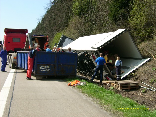 POL-HI: Sattelzug auf der BAB 7 umgekippt