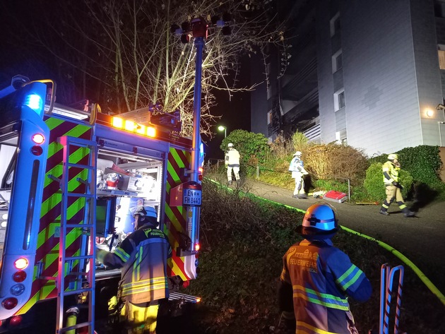 FW-EN: Intensiver Start ins neue Jahr - Balkonbrand mit Großeinsatz in der Berliner Straße