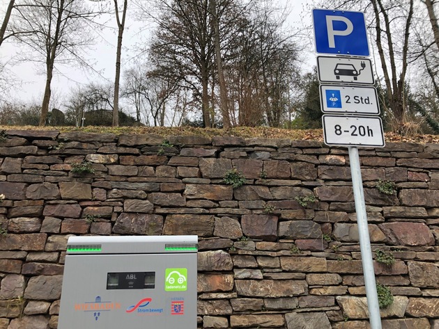 Schilder-Wirrwarr an öffentlichen Ladestationen - ADAC Untersuchung zeigt: Einheitliche Regeln für Laden und Parken nötig - So ist die Lage in Wiesbaden
