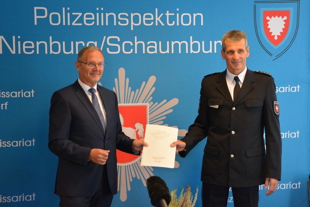 POL-GOE: Abschied nach 23 Jahren: Frank Kreykenbohm, Leiter der Polizeiinspektion Nienburg/Schaumburg, geht in den Ruhestand - Mathias Schröder wird Nachfolger