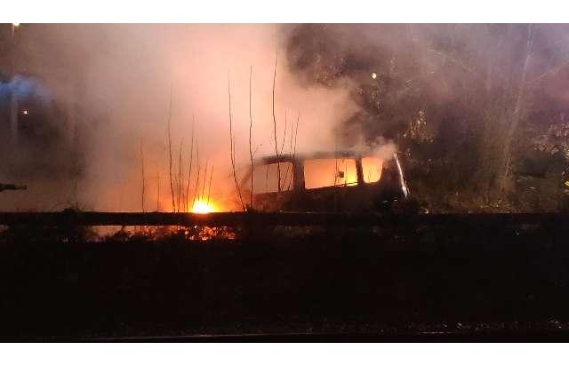 POL-STD: Auto am Dollerner Bahnhof in Flammen aufgegangen