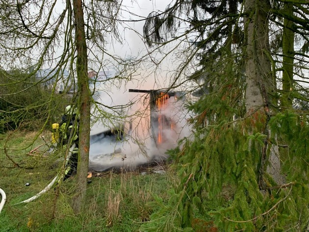 FW-Schermbeck: Gartenlaube brannte in voller Ausdehnung