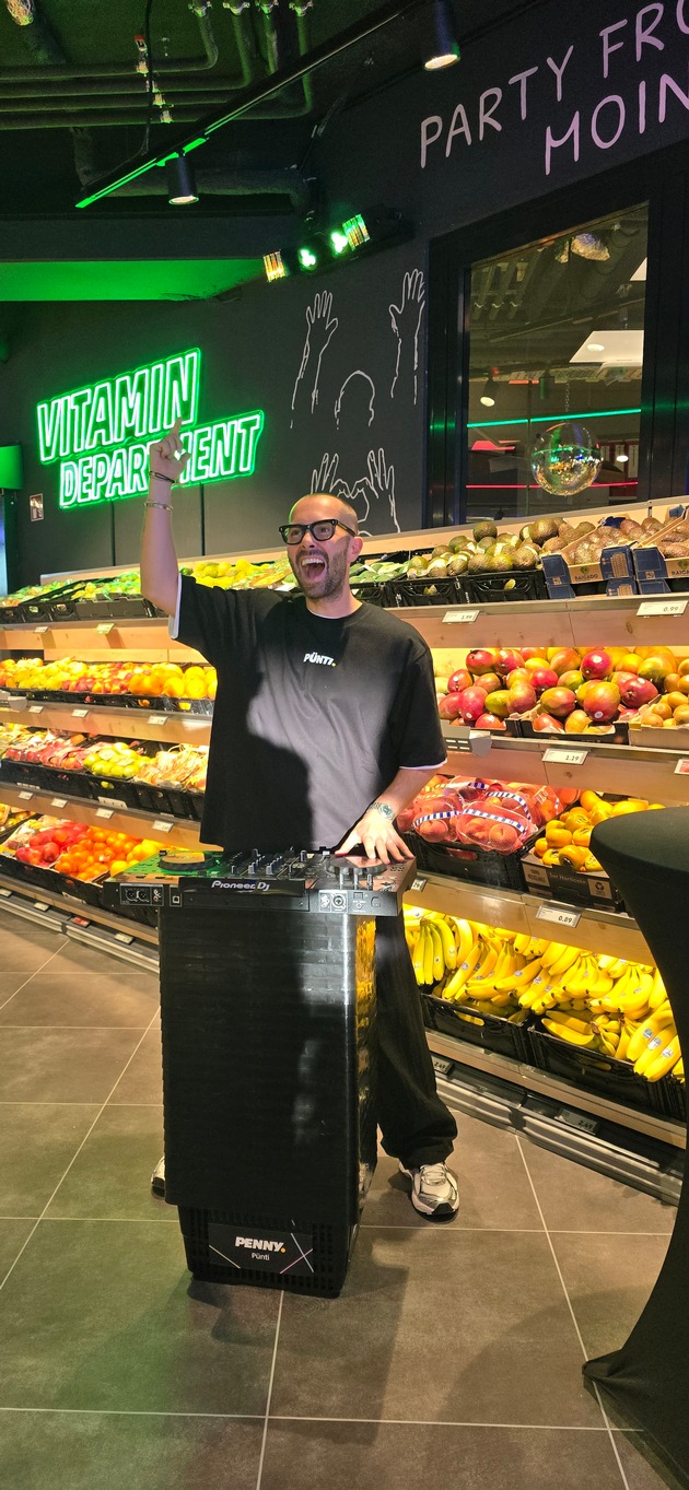 Bass und Beat: PENNY eröffnet nächsten Influencer-Markt / David Puentez gestaltet "seinen" PENNY Markt im Club-Style in Hamburg Borgfelde