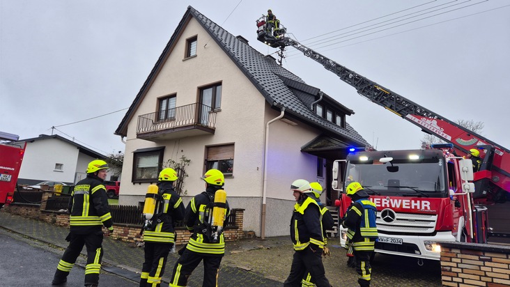 FW VG Westerburg: Gemeldeter Gebäudebrand in Halbs entpuppt sich als Kaminbrand