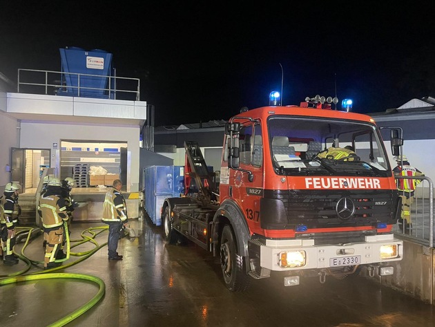 FW-E: Container brennt vor Warenannahme eines Supermarktes - Feuerwehr verhindert Brandausbreitung auf das Gebäude