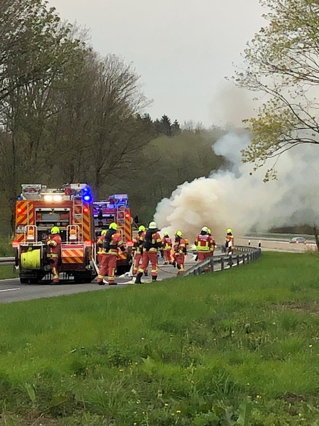 FW-Velbert: PKW brannte in Autobahnausfahrt