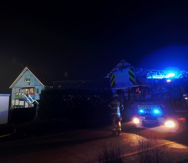 FW-EN: Wohnungsbrand &quot;Auf dem Schnee&quot; mit vier verletzten Personen - Weihnachtsbaum brannte in der Wohnung