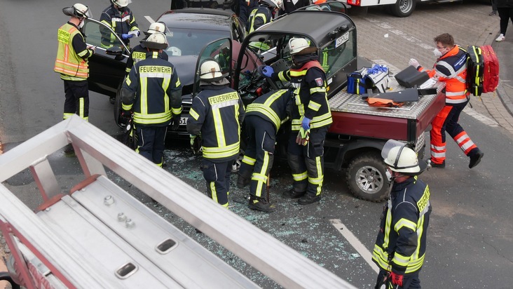FW Celle: Schwerer Verkehrsunfall im Garnseeweg - zwei PKW stoßen frontal zusammen!