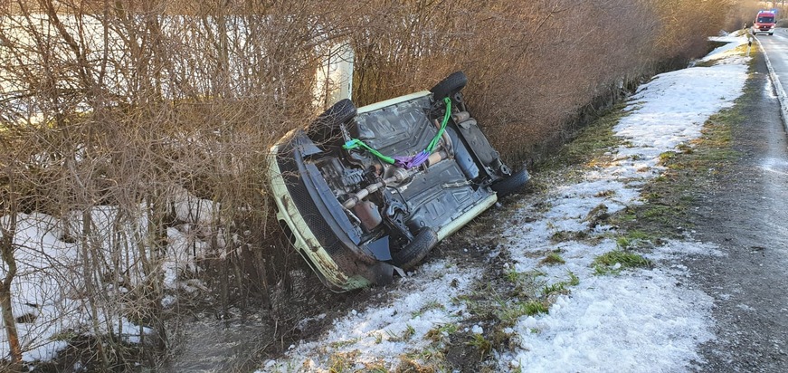 FW Borgentreich: Verkehrsunfall in Borgholz durch Glatteis. Ein PKW überschlug sich und blieb auf einem Feld liegen. 1 Person wurde verletzt.