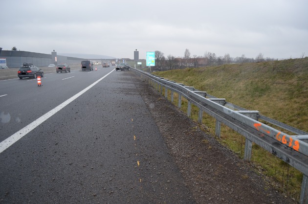 POL-HI: Sekundenschlaf auf BAB 7 - Verkehrsunfall mit leicht verletzter Person und 10km Rückstau