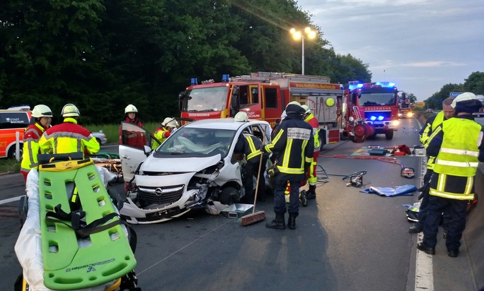 FW-BO: Verkehrsunfall auf der A 40 - Zwei Verletzte nach Zusammenstoß zwischen einem PKW und einem LKW