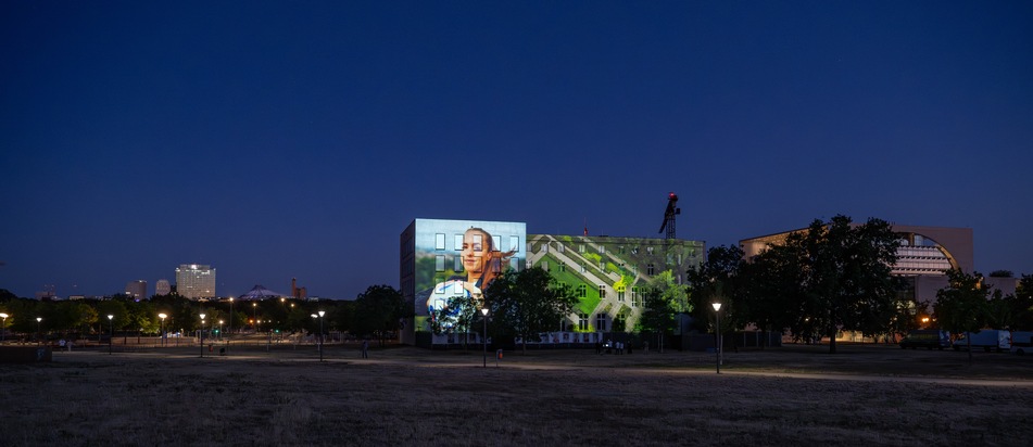Lichtkunst zur Women&apos;s EURO an der Schweizerischen Botschaft in Berlin
