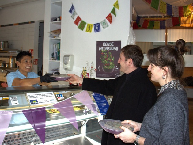 Lancierung des «reUse Wednesday» in Bern: Wöchentlicher Aktionstag für Mehrweglösungen – initiiert von reCIRCLE für das EU-Forschungsprojekt STOPP.