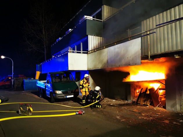 FW-PL: Garagenbrand unter Mehrfamilienhaus.