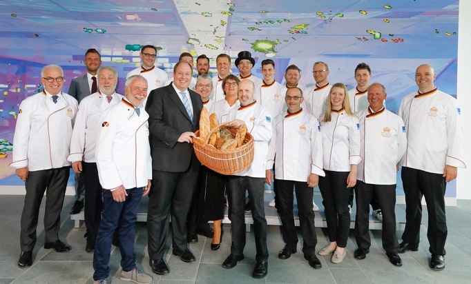 Zum Tag des Deutschen Brotes: Das Bäckerhandwerk übergibt im Bundeskanzleramt den Brotkorb der Deutschen