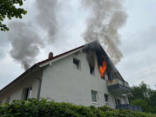 FW-MH: Dachgeschosswohnung in Vollbrand - eine Person verletzt-