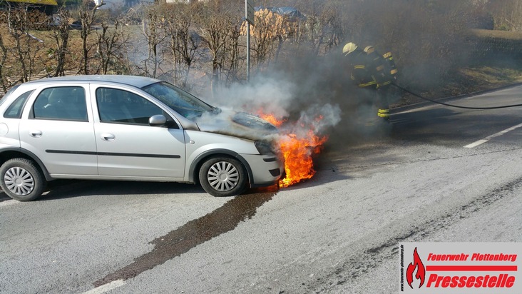 FW-PL: OT-Eiringhausen. Plötzlich schlugen Flammen aus dem Motorraum. Feuerwehr löschte Fahrzeugbrand