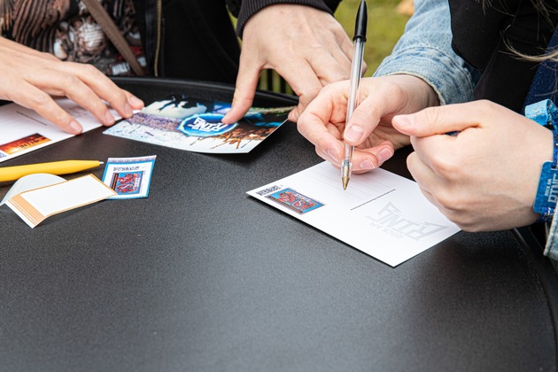 PM: Aktuelle Forsa-Umfrage: Zwei Drittel der Deutschen freuen sich besonders über Postkarten / PR: Current survey: Two-thirds of Germans are especially happy to receive a postcard