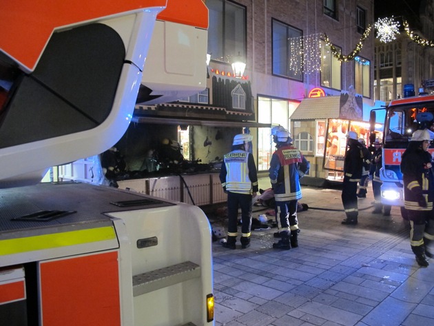 FW-D: Verkaufsstand auf dem Weihnachtsmarkt stand in Flammen