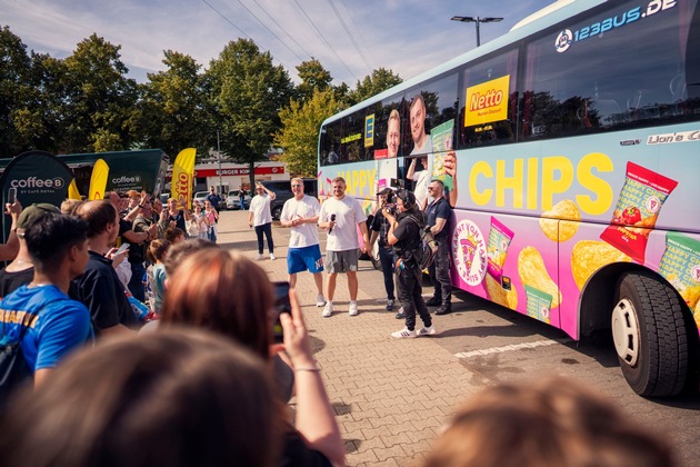 Snacks, Stars &amp; Selfies: Happy Chips von Knossi und Trymacs – Bustour erobert Berliner und Hamburger Netto-Filiale