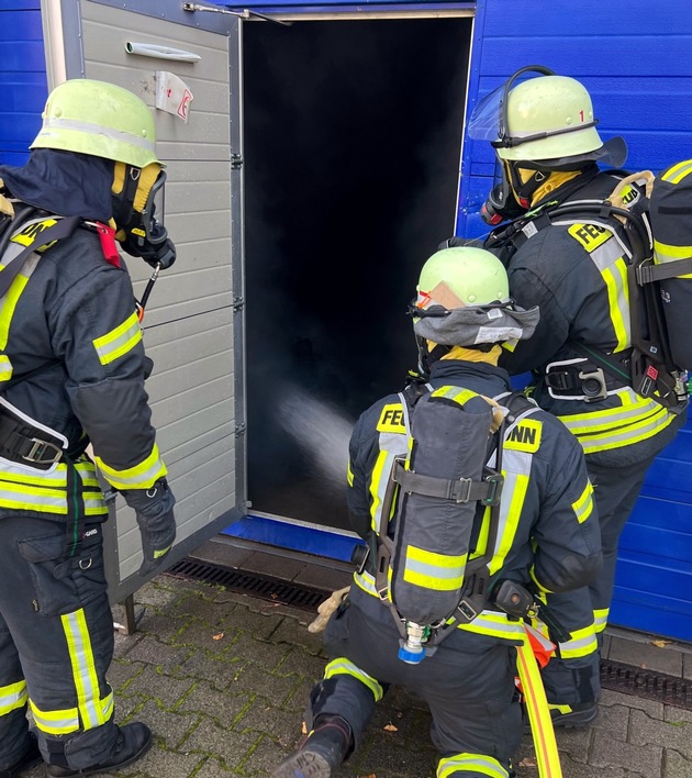 FW-BN: Feuer in einer Lagerhalle in Dransdorf