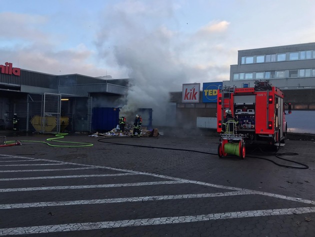 FW-Kiel: Kiel-Mettenhof: Brennt Papiercontainer am Einkaufsmarkt